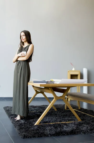 Mooie jonge vrouw in de kamer — Stockfoto