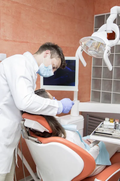 치과 검 진을 갖는 환자 — 스톡 사진