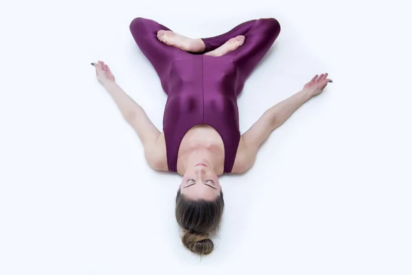 Mujer practicando yoga — Foto de Stock