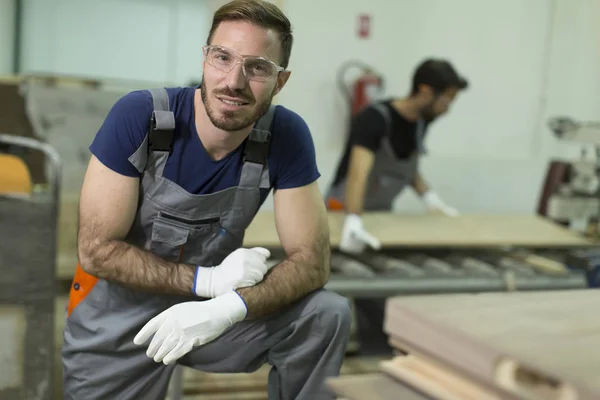 Homme travaillant dans l'usine — Photo