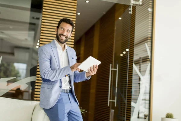 Moderno uomo d'affari con telefono in ufficio — Foto Stock