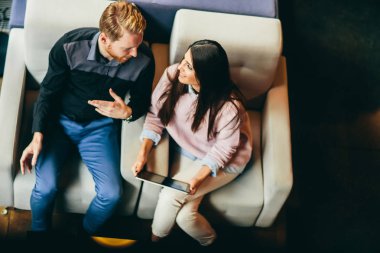 Kafede tablet ile Çift