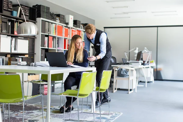 Jonge businness mensen in het kantoor — Stockfoto