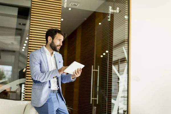 Moderner Geschäftsmann mit Telefon im Büro — Stockfoto