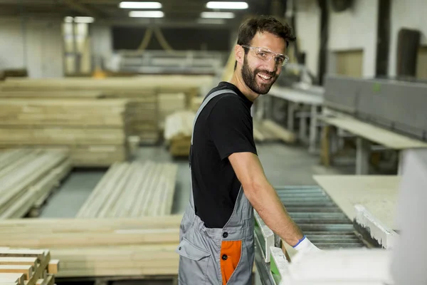 Homem que trabalha na fábrica — Fotografia de Stock