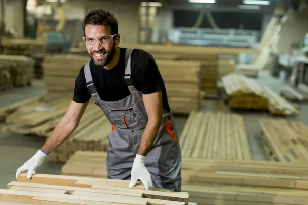 Fabrikada çalışan adam.