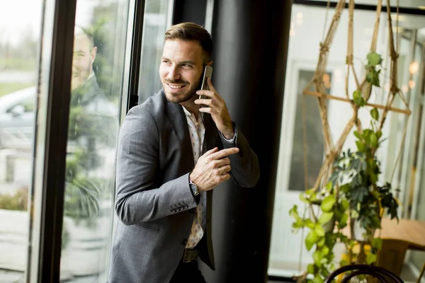 Homme avec téléphone portable — Photo