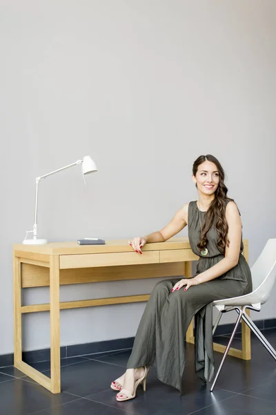 Mulher bonita no quarto — Fotografia de Stock