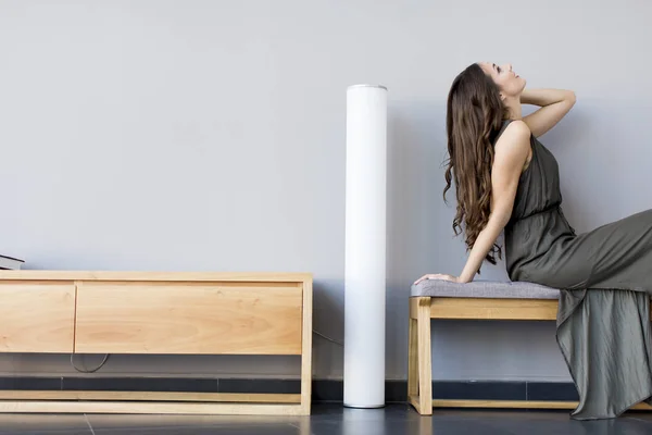 Mujer joven y bonita en la habitación — Foto de Stock