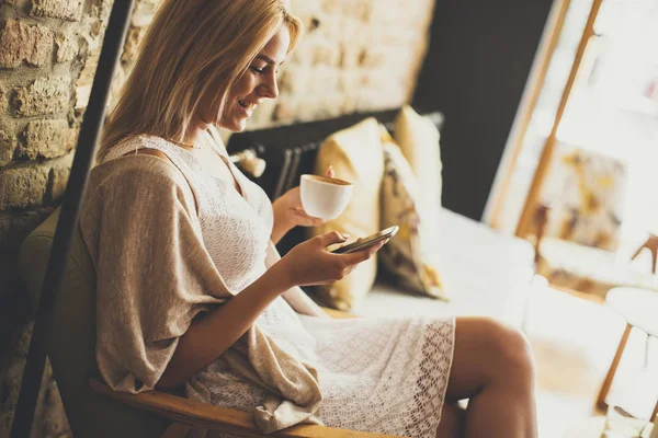 Giovane donna bionda nel caffè — Foto Stock