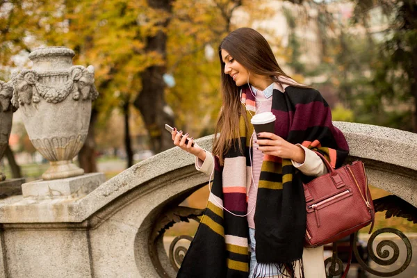 Mujer con teléfono al aire libre —  Fotos de Stock