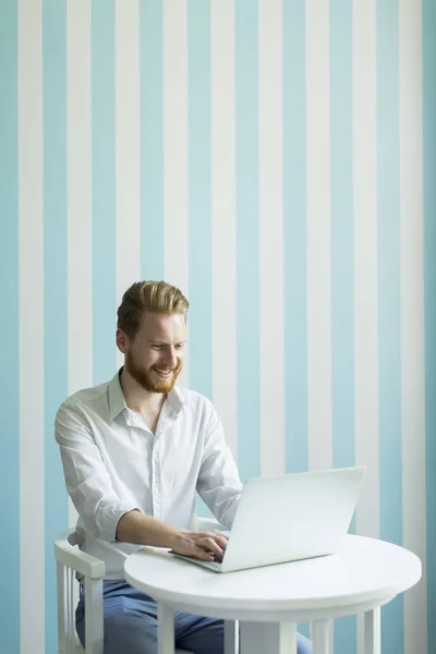 Young redhair man with laptop — Stock Photo, Image