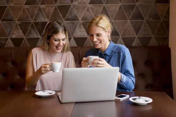 Jovens mulheres no café com tablet — Fotografia de Stock