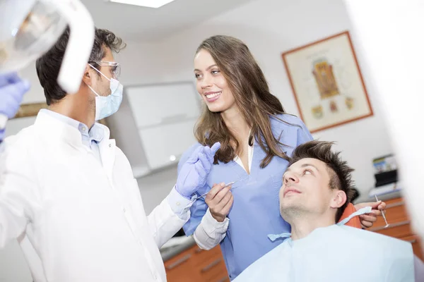 Paziente con controllo dentale — Foto Stock