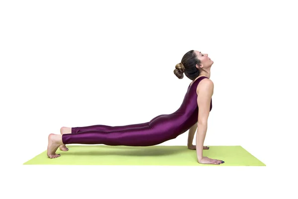 Junge Frau praktiziert Yoga — Stockfoto