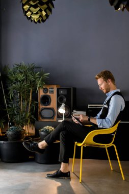 Odada tablet ile genç adam