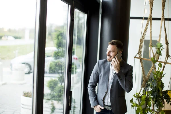 Homme avec téléphone portable — Photo