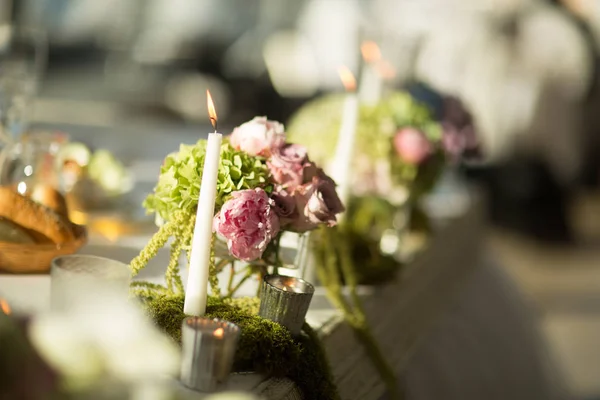 Decorazione di nozze fiore sul tavolo — Foto Stock