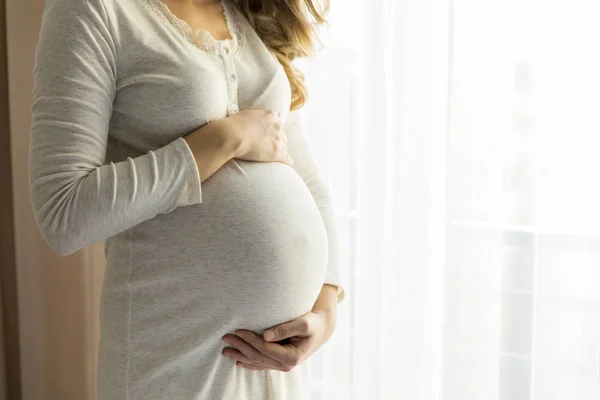 Jovem grávida no quarto — Fotografia de Stock