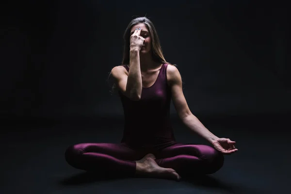 Junge Frau praktiziert Yoga — Stockfoto