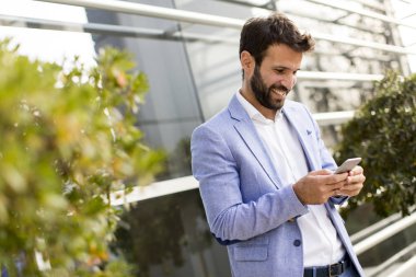 Cep telefonlu genç adam.