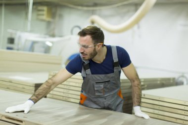 Fabrikada çalışan adam.