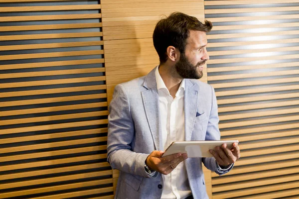 Homem de negócios moderno com tablet no escritório — Fotografia de Stock