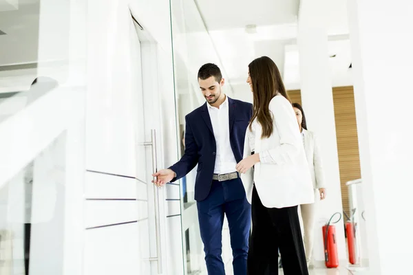 Lavoro di squadra a piedi in ufficio — Foto Stock