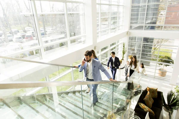 Люди на лестнице в современном офисе — стоковое фото
