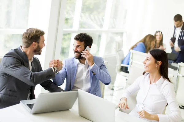 Teambildung in einem modernen Büro — Stockfoto