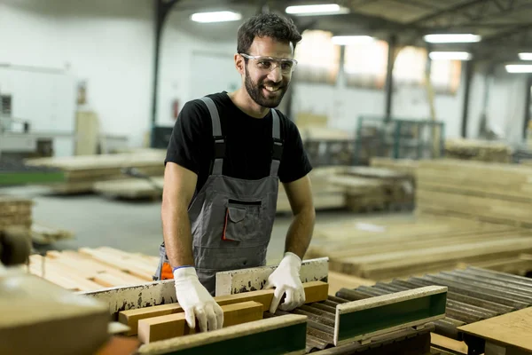 Homme travaillant dans l'usine de bois — Photo