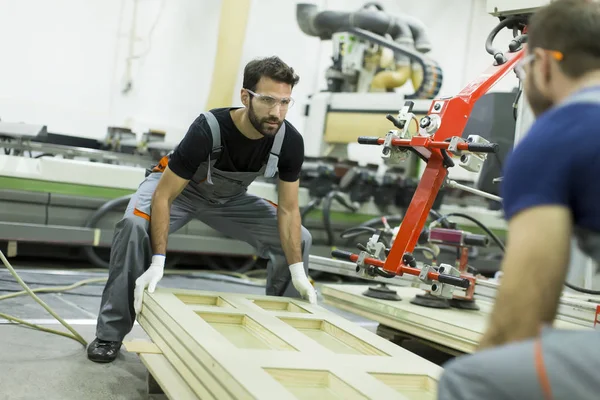 Mannelijke werknemers in een fabriek — Stockfoto