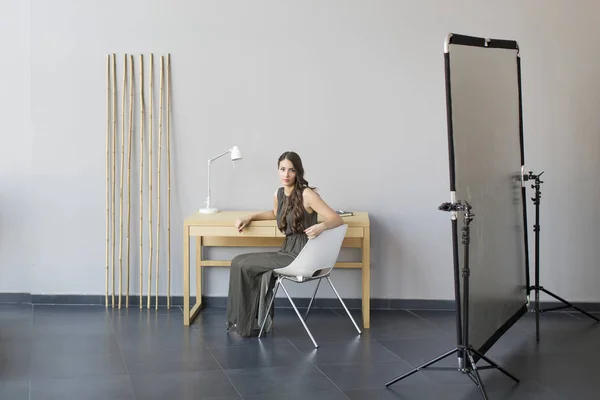 Jolie jeune femme dans la chambre — Photo