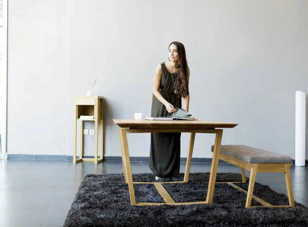 Jolie jeune femme dans la chambre — Photo