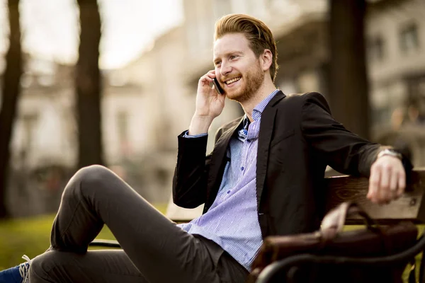 Uomo al telefono nel parco — Foto Stock