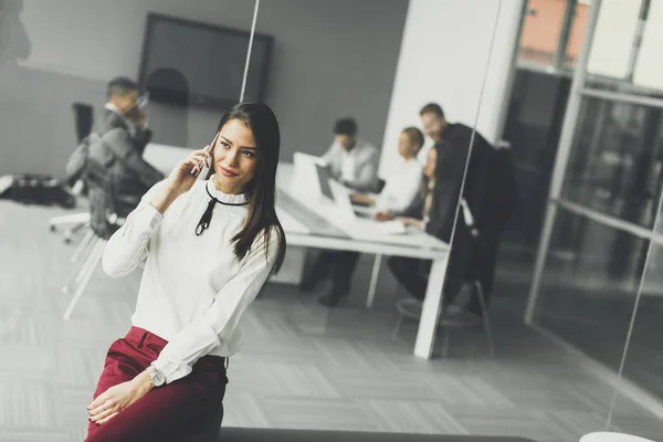 Mujer joven en la oficina — Foto de Stock