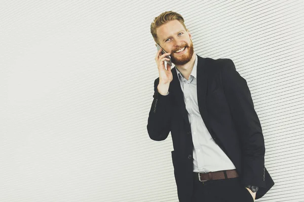 Empresário com telefone no escritório — Fotografia de Stock