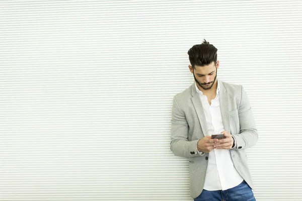 Man met mobiele telefoon in het kantoor — Stockfoto