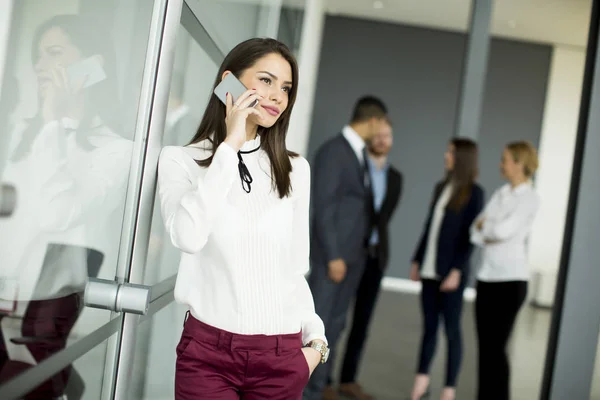 Jonge vrouw in het kantoor — Stockfoto