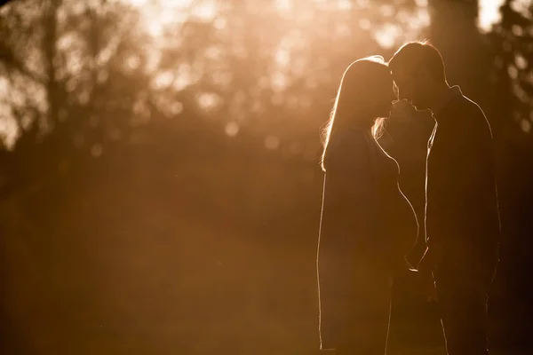 Szczęśliwa para w parku jesień — Zdjęcie stockowe