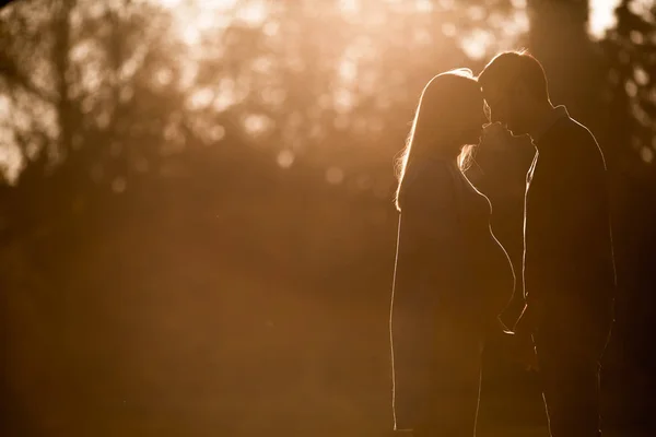 Casal feliz no parque de outono — Fotografia de Stock