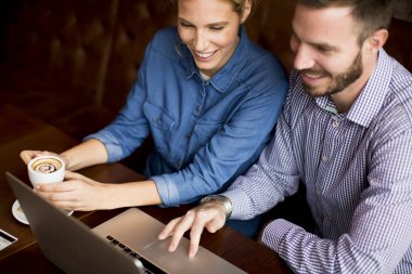 Restoran içinde laptop ile genç Çift