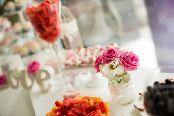 Flower wedding decoration on the table — Stock Photo, Image