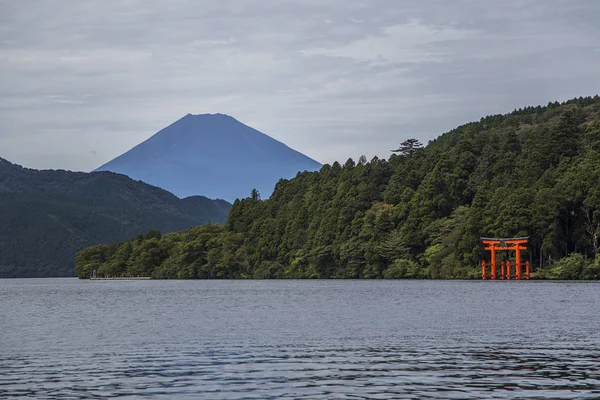 Torii Hakone tapınak Gölü ortaklaşa — Stok fotoğraf