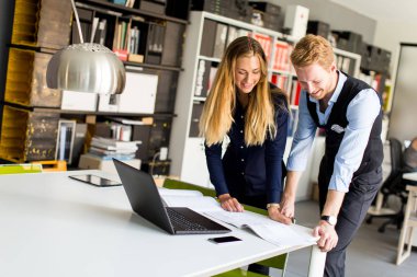 Ofiste dizüstü kullanarak iş Çift
