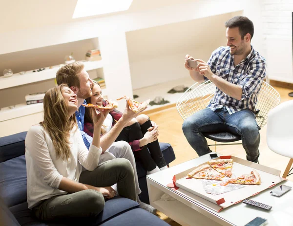 Vänner som äter pizza — Stockfoto