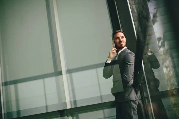 Joven hombre de negocios moderno con smartphone — Foto de Stock