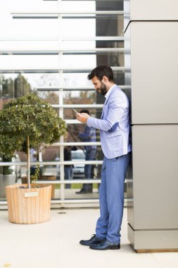 Cep telefonlu genç adam.