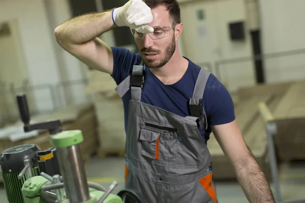 Man som arbetar i fabrik — Stockfoto