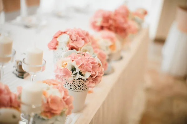 Decoración de la boda de flores en la mesa — Foto de Stock